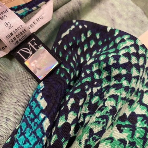 NWOT! Diane Von Furstenberg DVF Sz 2/ XS Green Snake Print 100% Silk Wrap Top - Picture 6 of 7